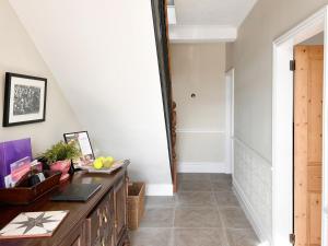 Un pasillo con una cómoda de madera en una casa. en Grey Croft, en Christon Bank