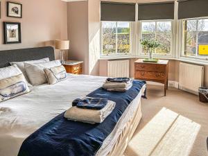 Un dormitorio con una cama grande con dos toallas encima. en Grey Croft, en Christon Bank 8 fotos más
