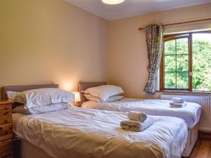 En eller flere senge i et værelse på Poppy Cottage - Uk40102