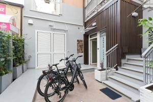 dwa rowery zaparkowane przed budynkiem w obiekcie New Pescara City b&b w mieście Pescara