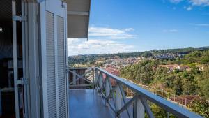 balkon z widokiem na miasto w obiekcie Casa com lareira, Wi-Fi e varanda com vista w mieście Campos do Jordão