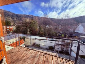 圣马丁德洛斯Duplex en el centro del pueblo con balcón terraza Ñire13的可欣赏山景的阳台