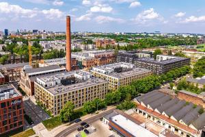 une vue aérienne d'une ville avec une usine dans l'établissement Fuzja IV by LookAp, à Łódź