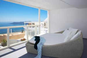 Uma cama ou camas num quarto em Whitedeck Santorini