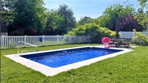 ケープ・メイにある915 Columbia Avenue - Columbia Dreamのテーブルと椅子のある庭のプールを利用できます。