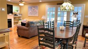ケープ・メイにある915 Columbia Avenue - Columbia Dreamのテーブルとソファのあるキッチンとダイニングルーム