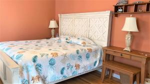 ケープ・メイにある915 Columbia Avenue - Columbia Dreamのベッドとランプ付きのテーブルがある寝室 +32枚の写真