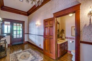 Gambar di galeri bagi Walk to Lawrenceburg Square Home for Large Groups di Lawrenceburg +36 gambar