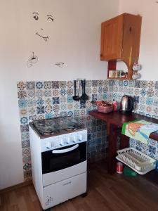 a kitchen with a stove and a counter top at Sol naciente in Jaureguiberry