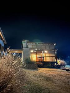 een huis op het strand 's nachts bij Las Champas in Villa Yacanto