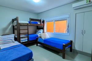 una camera da letto con due letti a castello e una finestra di Conforto e piscina no Centro de Bonito a Bonito Altre 17 foto