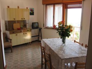A kitchen or kitchenette at Lander Residence