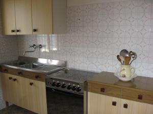 A kitchen or kitchenette at Lander Residence