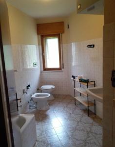 A bathroom at Lander Residence