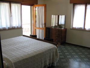 A bed or beds in a room at Lander Residence