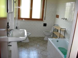 A bathroom at Lander Residence