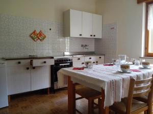 A kitchen or kitchenette at Lander Residence