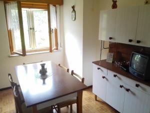 A kitchen or kitchenette at Lander Residence