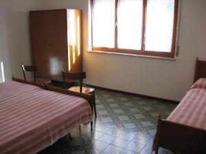 A bed or beds in a room at Lander Residence