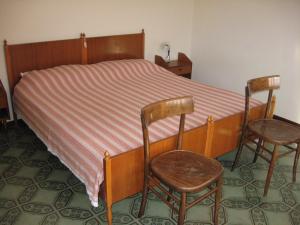 A bed or beds in a room at Lander Residence