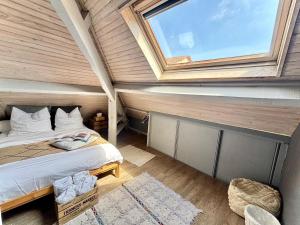 une chambre avec un lit dans une pièce avec une fenêtre dans l'établissement Cosy loft by the ocean, à La Celle-sous-Gouzon 29 autres photos