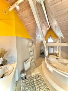 une salle de bains avec lavabo et baignoire dans l'établissement Cosy loft by the ocean, à La Celle-sous-Gouzon