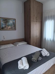 a bedroom with a bed with towels on it at Lendas Paradise studio 2 in Lentas