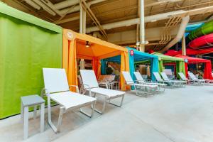 Bazén v ubytování OKANA Resort and Indoor Waterpark nebo v jeho okolí