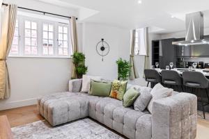 a living room with a couch and a kitchen at Luxury Apartment in Nottinghams Best Location in Nottingham +32 photos