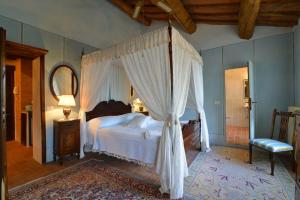 ピエガーロにあるLuxury Villa Retreat in Città della Pieve, Umbriaのベッドルーム(天蓋付きベッド1台、鏡付) +88枚の写真