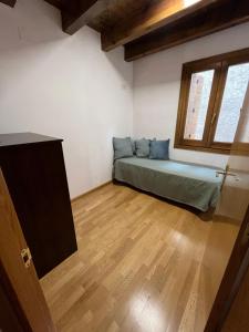 a small room with a bed and a window at La Caseta del Pont in Camprodon