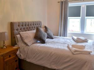 En eller flere senge i et værelse på Sheilas Cottage + 10 billeder