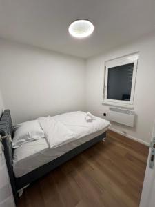 Ένα ή περισσότερα κρεβάτια σε δωμάτιο στο Luxe Urban Apartments Ilidza