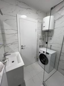 Ένα μπάνιο στο Luxe Urban Apartments Ilidza +32 φωτογραφίες