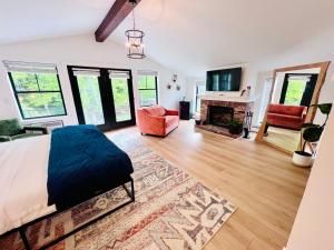 Un dormitorio con una cama y una chimenea. en Farm Road Estate, en West Dover
