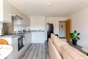 Η κουζίνα ή μικρή κουζίνα στο Large 2-Bedroom Apartment, Liverpool City Centre - Sleeps up to 10