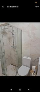 une salle de bain avec douche et toilettes dans l'établissement Etagenwohnung Apartment Sara, à Novi Vinodolski