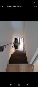 un escalier avec une valise dessus dans l'établissement Etagenwohnung Apartment Sara, à Novi Vinodolski