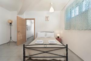 Ένα ή περισσότερα κρεβάτια σε δωμάτιο στο Panormitis House Semi-basement apartment