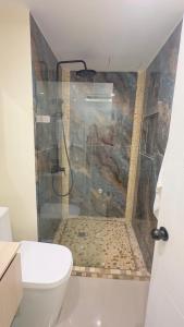 a bathroom with a shower with a toilet and a glass door at Hospedaje,Cartagena,Clasicos,Turismocolombia-fit in Cartagena de Indias