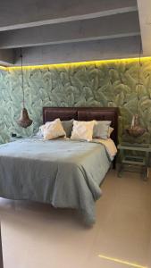 a bedroom with a bed with two lamps on it at Hospedaje,Cartagena,Clasicos,Turismocolombia-fit in Cartagena de Indias