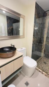 a bathroom with a toilet and a sink and a shower at Hospedaje,Cartagena,Clasicos,Turismocolombia-fit in Cartagena de Indias