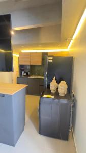 a kitchen with two white vases on a counter at Hospedaje,Cartagena,Clasicos,Turismocolombia-fit in Cartagena de Indias