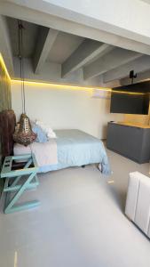a bedroom with a bunk bed and a table at Hospedaje,Cartagena,Clasicos,Turismocolombia-fit in Cartagena de Indias