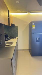 a kitchen with a sink and a refrigerator at Hospedaje,Cartagena,Clasicos,Turismocolombia-fit in Cartagena de Indias