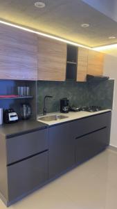 a kitchen with a sink and a counter top at Hospedaje,Cartagena,Clasicos,Turismocolombia-fit in Cartagena de Indias
