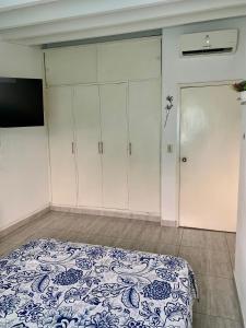 a bedroom with a bed and white cabinets at Habitación, 2, privada, aire, Ceiba in Cúcuta