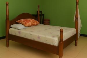 Kyegegwaにあるexecutive guest house bukereの木枠のベッド(枕付)