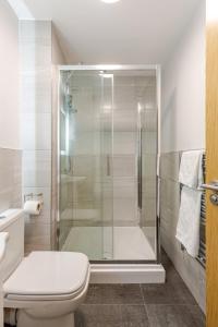 a bathroom with a shower and a toilet at Spacious 2Bed Central Liverpool Nightlife & Events, sleeps up to 10 in Liverpool