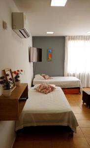 a hotel room with two beds and a window at Hospedaje,Cartagena,Clasicos,Turismocolombia-fit in Cartagena de Indias